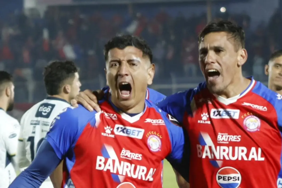 El Xelajú le ganó el partido a Cobán Imperial y sigue con vida en el Apertura 2025. 