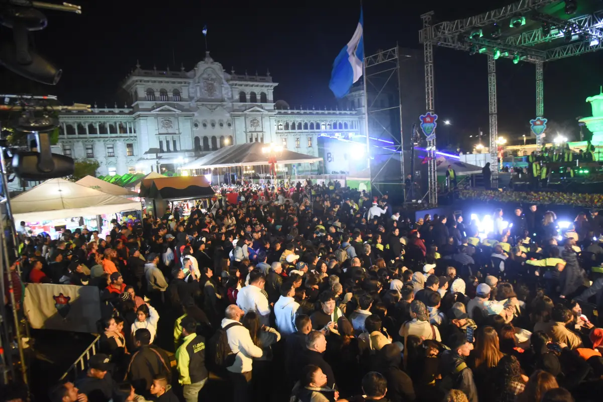 Cientos de familias asistieron a presenciar la inauguración del Festival Navideño, Foto Omar Solís