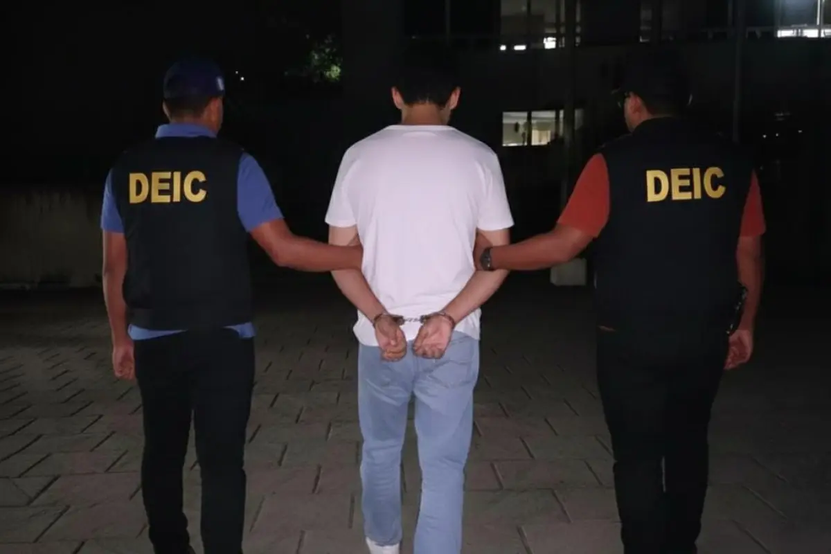 Detienen a conductor que trasladaba marihuana en vehículo en Quetzaltenango., PNC