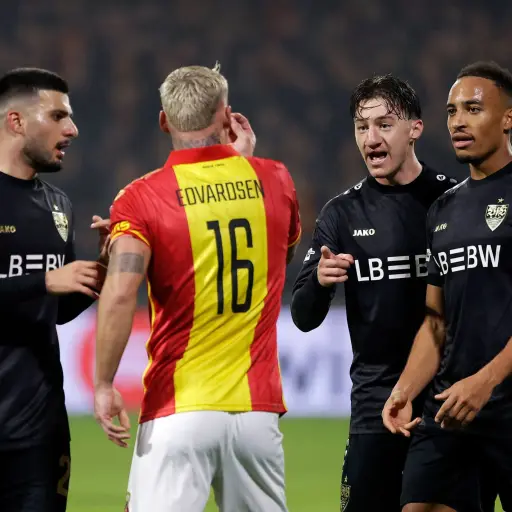 Angelo Stiller, víctima de burlas de su rival por su nariz - X @HQpcrt