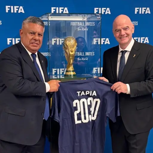 Claudio Tapia junto a Gianni Infantino - X @tapiachiqui