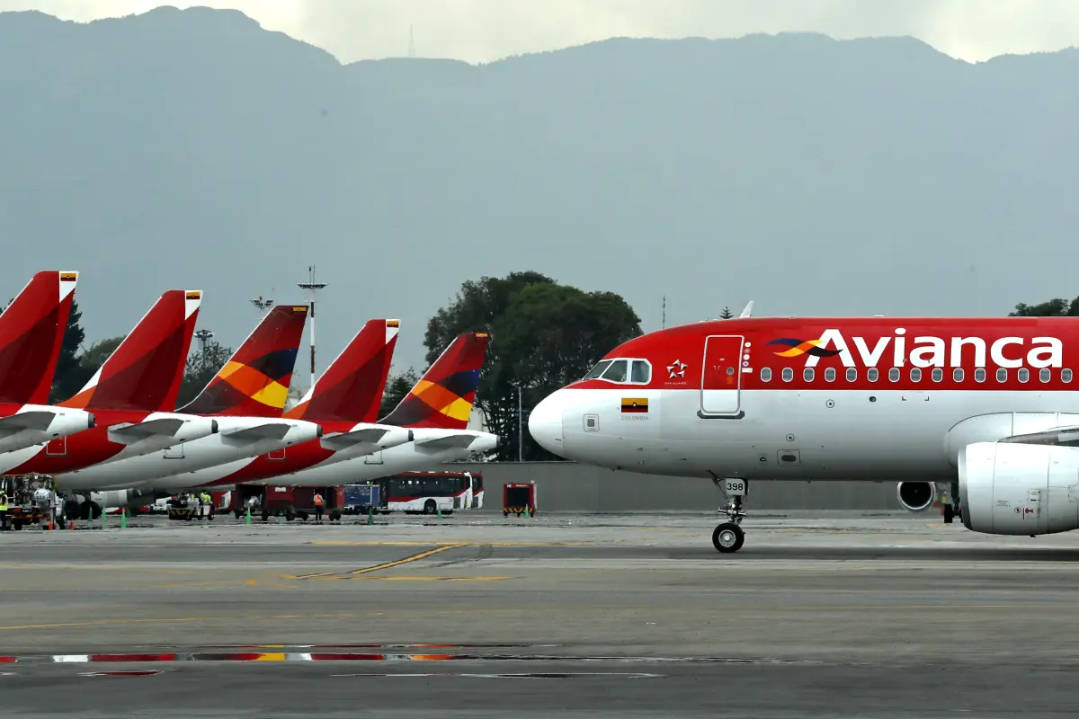 Un avión de la aerolínea Avianca aterrizando en el aeropuerto El Dorado, en Bogotá., Foto EFE