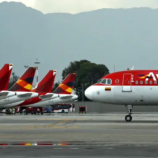 Un avión de la aerolínea Avianca aterrizando en el aeropuerto El Dorado, en Bogotá. ,Foto EFE