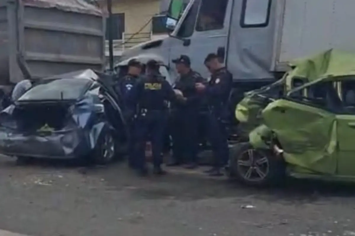 Los cuerpos de rescate reportaron al menos tres personas heridas tras la colisión., Bomberos Municipales Departamentales.