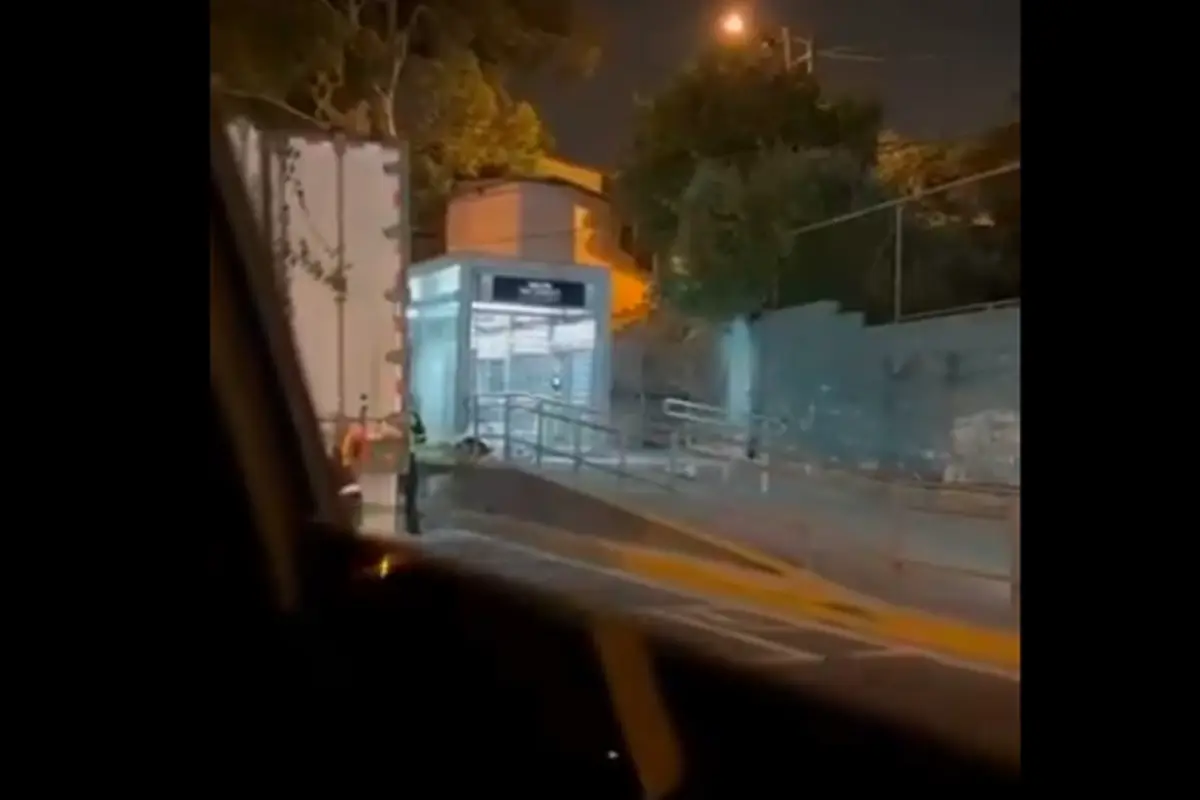 Las imágenes compartidas en redes sociales mostraron que el accidente ocurrió cuando no había pasajeros en la estación., Captura de pantalla.