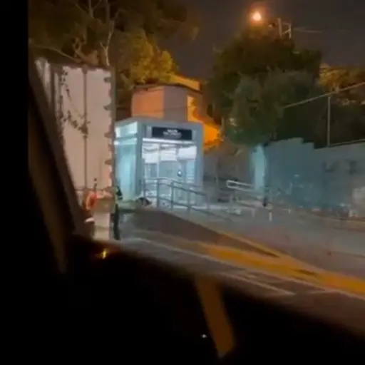 Las imágenes compartidas en redes sociales mostraron que el accidente ocurrió cuando no había pasajeros en la estación. ,Captura de pantalla.