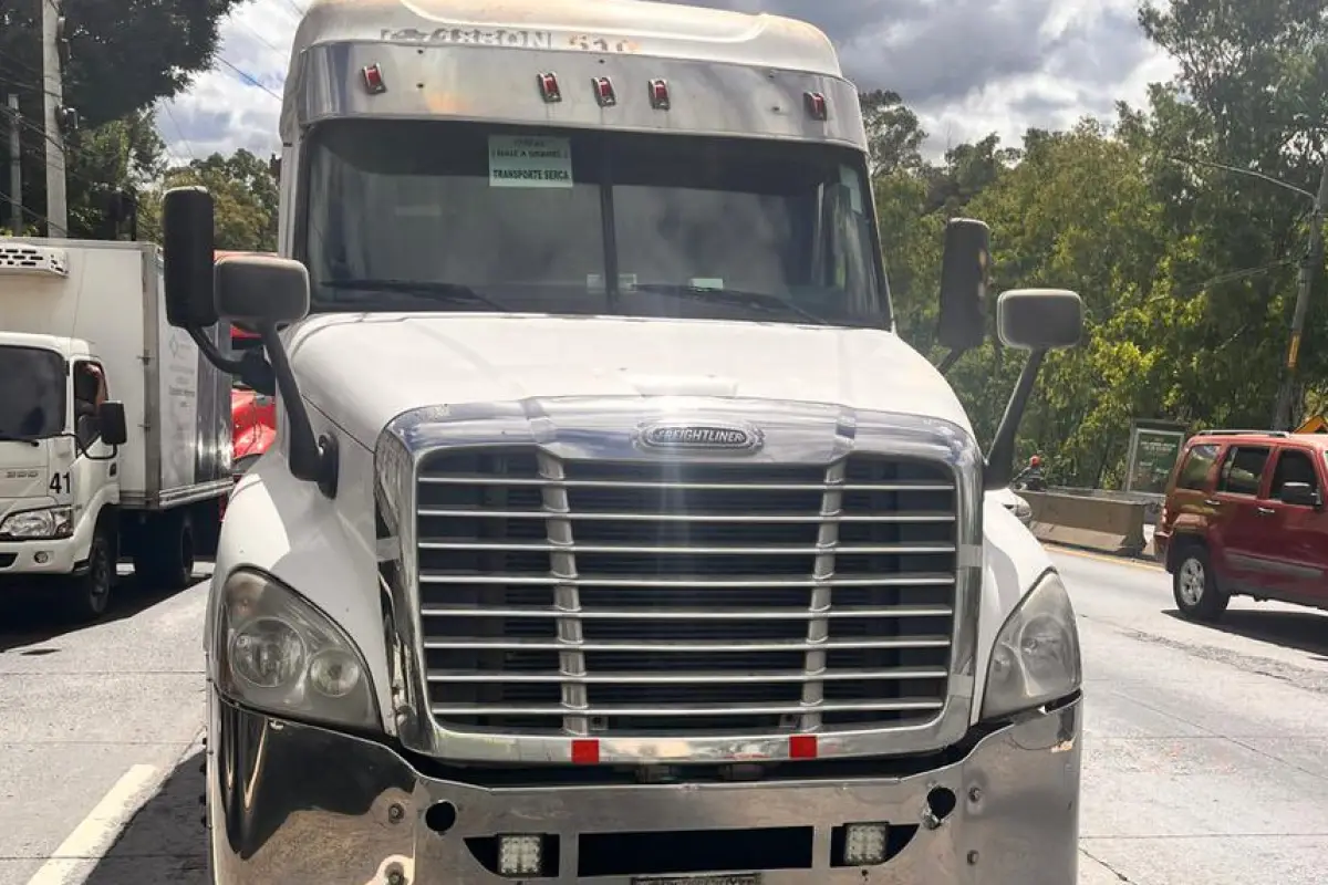 Las autoridades no descartaron el uso de grúas para liberar el tránsito. , PMT de Villa Nueva.