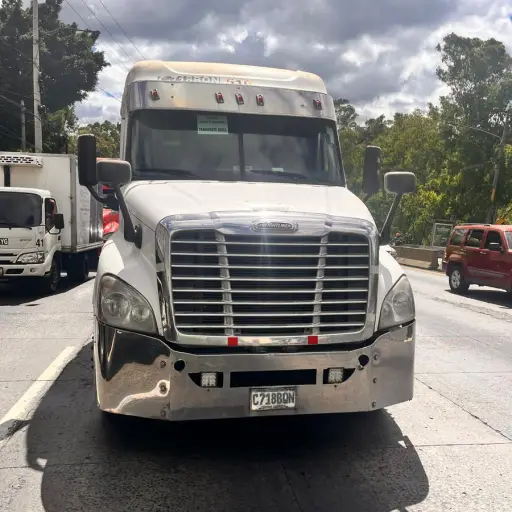 Las autoridades no descartaron el uso de grúas para liberar el tránsito.  ,PMT de Villa Nueva.