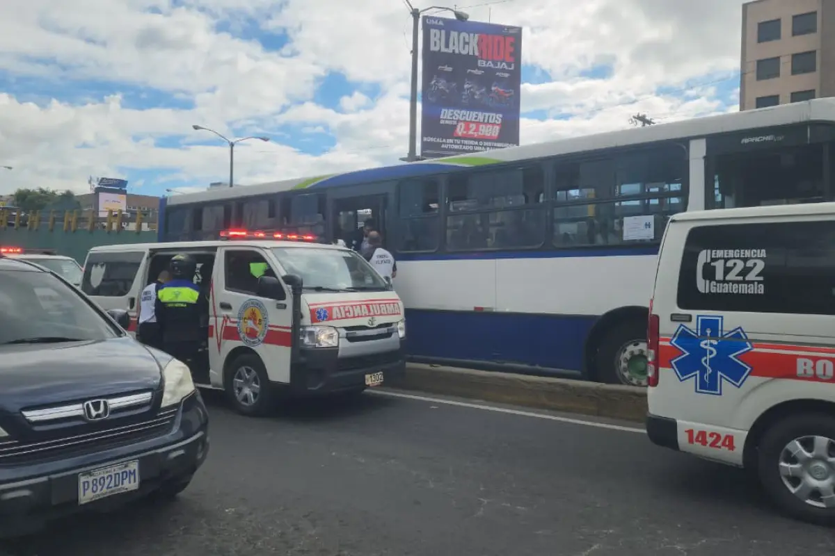 El ataque ocurrió cuando la unidad de transporte circulaba por el bulevar Liberación., Bomberos Voluntarios.