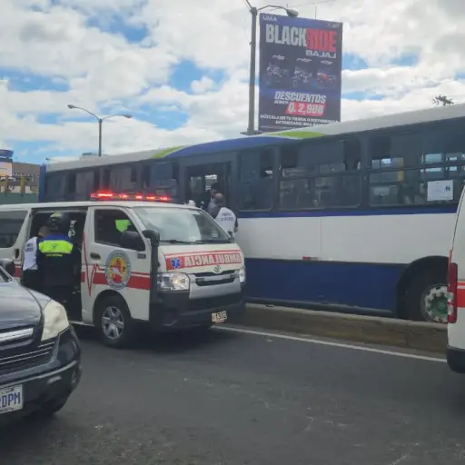 El ataque ocurrió cuando la unidad de transporte circulaba por el bulevar Liberación. ,Bomberos Voluntarios.