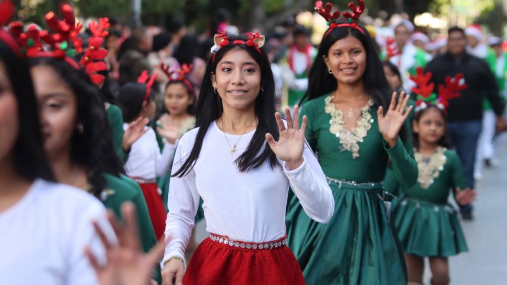 Desfile navideño de bandas deslumbra en el centro histórico | Álex Meoño
