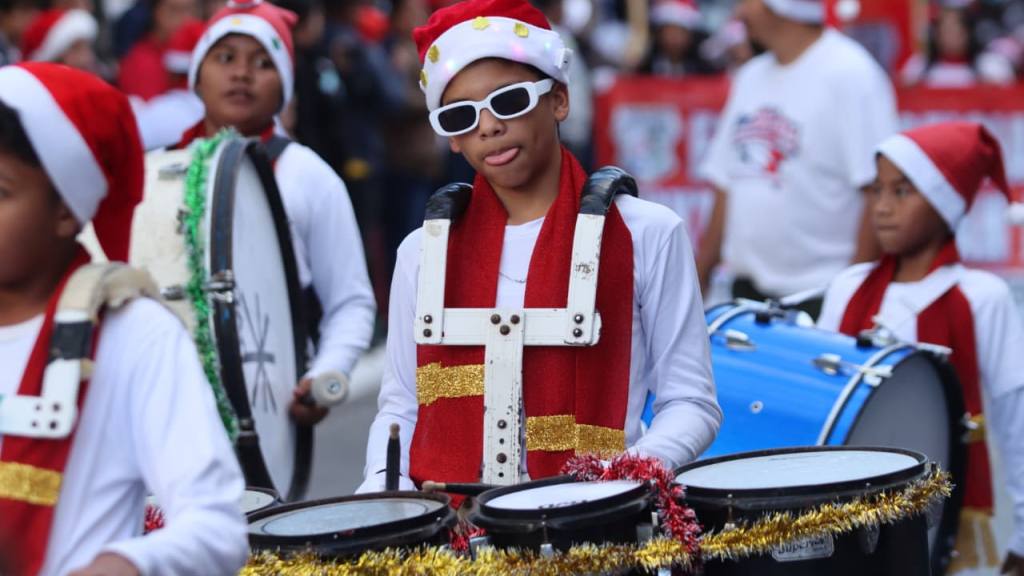 Desfile navideño de bandas deslumbra en el centro histórico | Álex Meoño