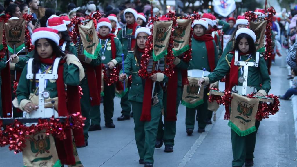 Desfile navideño de bandas deslumbra en el centro histórico | Álex Meoño