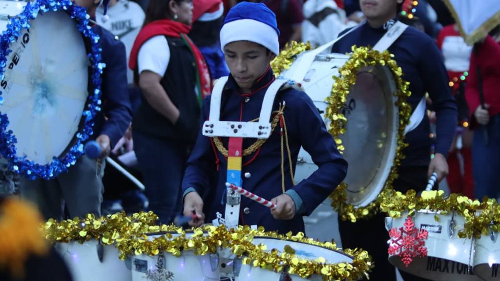Desfile navideño de bandas deslumbra en el centro histórico | Álex Meoño
