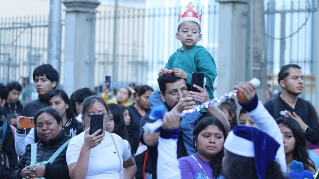 Desfile navideño de bandas deslumbra en el centro histórico | Álex Meoño