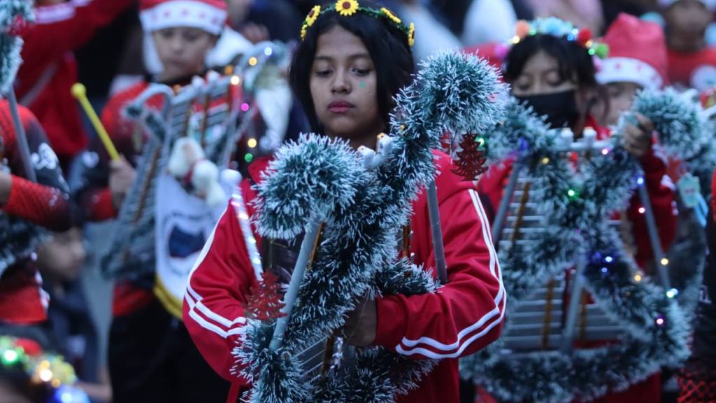 Desfile navideño de bandas deslumbra en el centro histórico | Álex Meoño