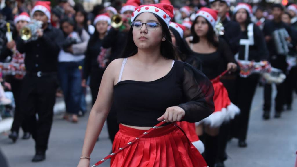 Desfile navideño de bandas deslumbra en el centro histórico | Álex Meoño