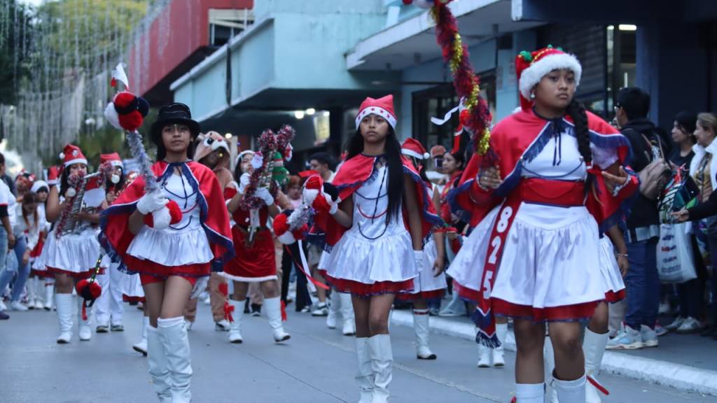 Desfile navideño de bandas deslumbra en el centro histórico | Álex Meoño