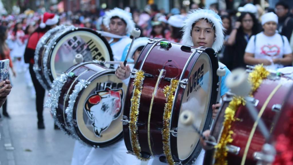Desfile navideño de bandas deslumbra en el centro histórico | Álex Meoño