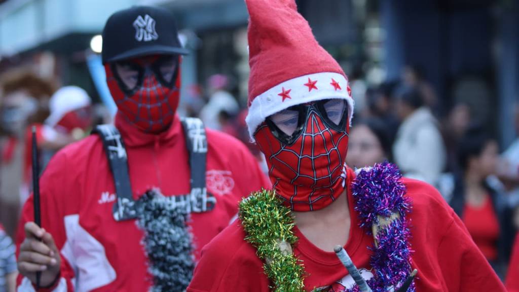 Desfile navideño de bandas deslumbra en el centro histórico | Álex Meoño