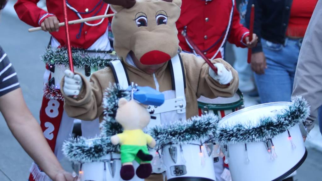 Desfile navideño de bandas deslumbra en el centro histórico | Álex Meoño