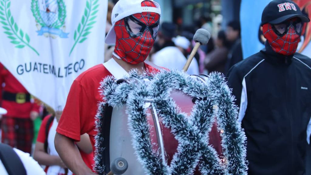 Desfile navideño de bandas deslumbra en el centro histórico | Álex Meoño