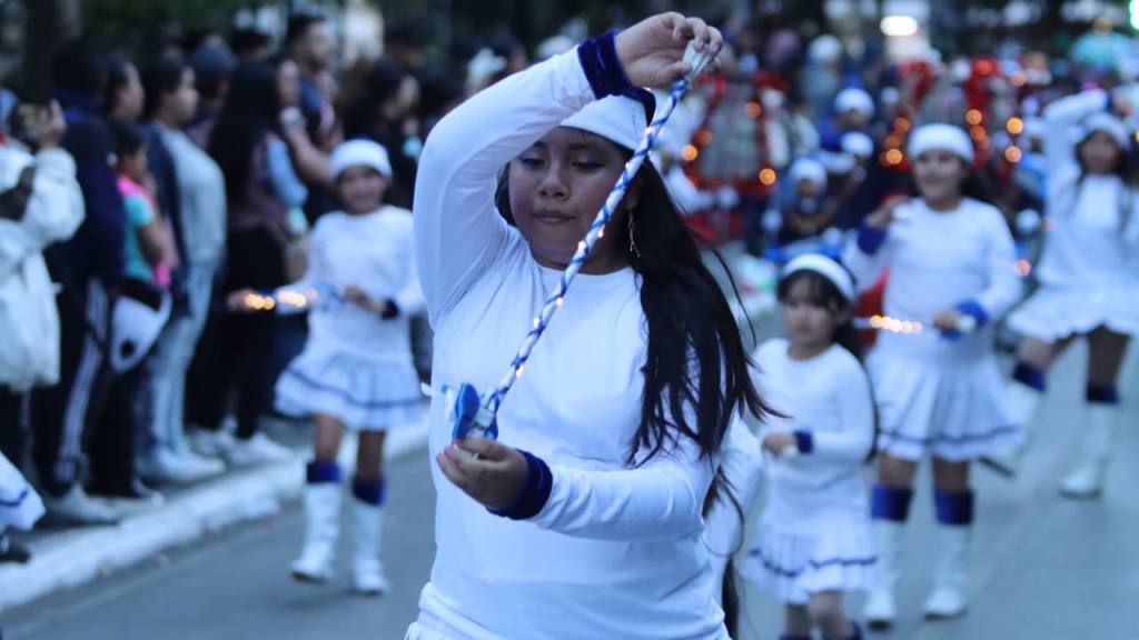 Desfile navideño de bandas deslumbra en el centro histórico | Álex Meoño
