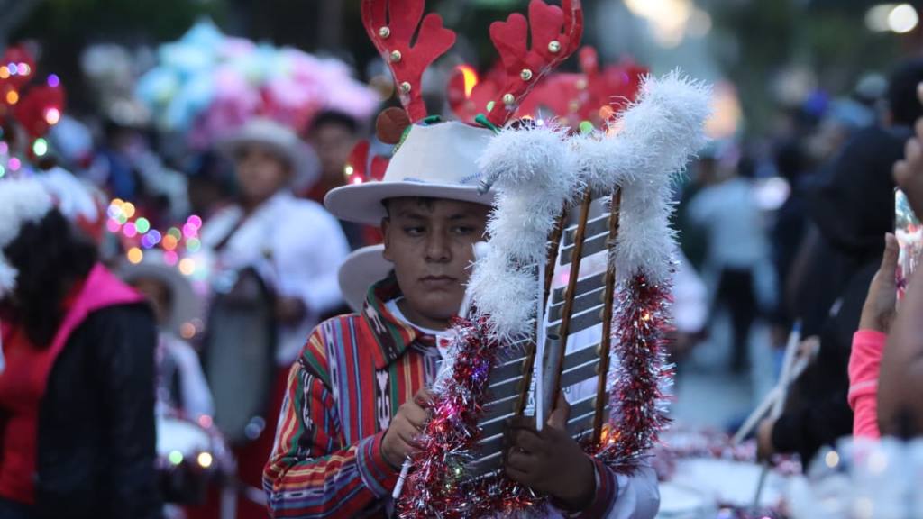 Desfile navideño de bandas deslumbra en el centro histórico | Álex Meoño