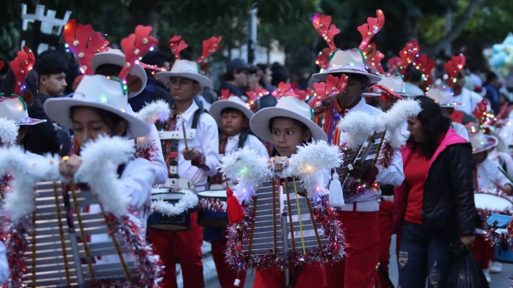 Desfile navideño de bandas deslumbra en el centro histórico | Álex Meoño