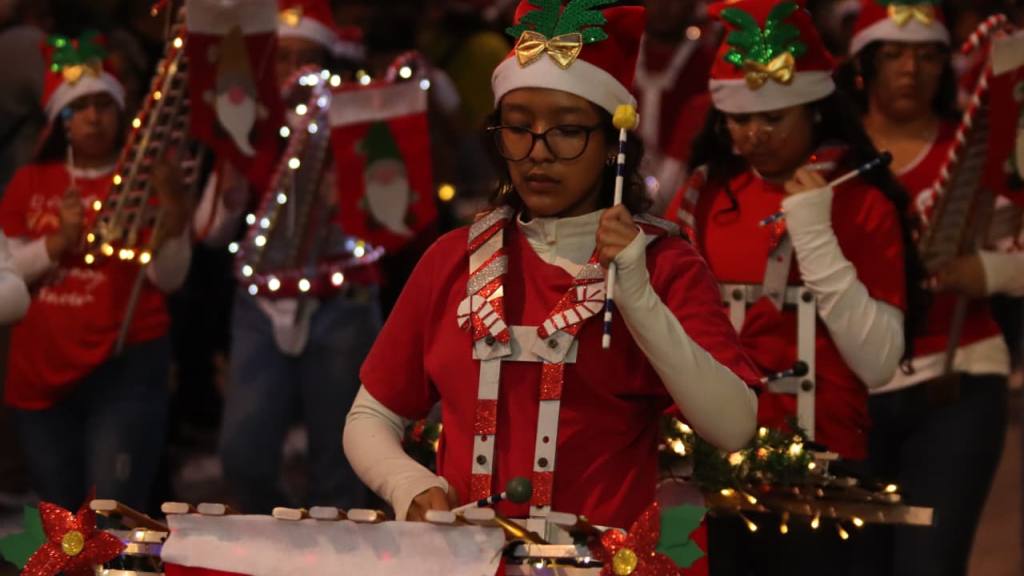 Desfile navideño de bandas deslumbra en el centro histórico | Álex Meoño