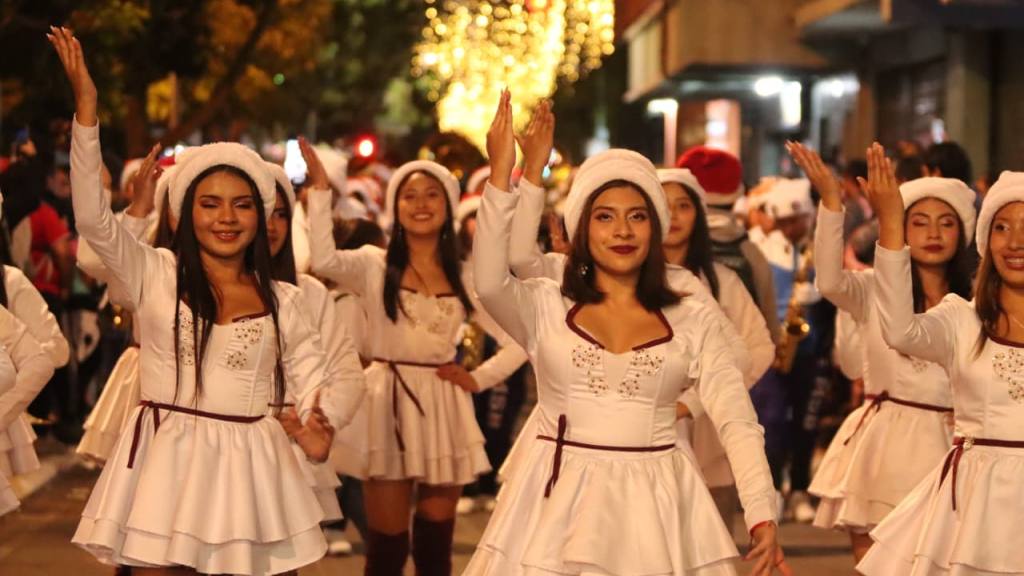 Desfile navideño de bandas deslumbra en el centro histórico | Álex Meoño