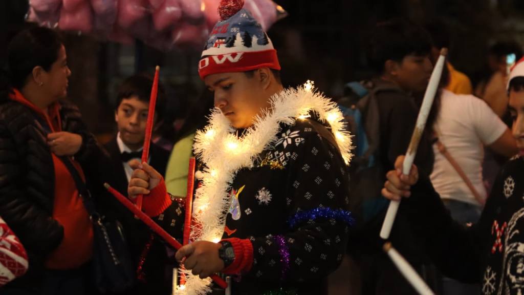 Desfile navideño de bandas deslumbra en el centro histórico | Álex Meoño