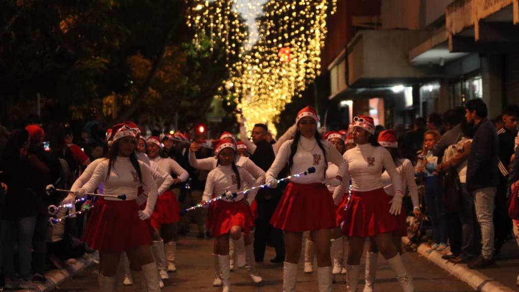Desfile navideño de bandas deslumbra en el centro histórico | Álex Meoño