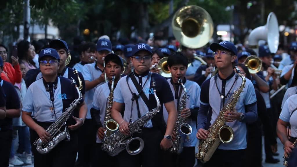 Desfile navideño de bandas deslumbra en el centro histórico | Álex Meoño