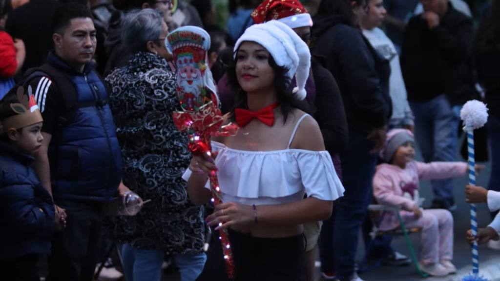 Desfile navideño de bandas deslumbra en el centro histórico | Álex Meoño