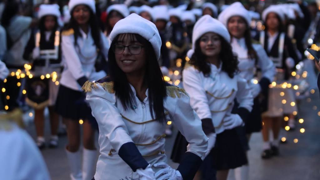 Desfile navideño de bandas deslumbra en el centro histórico | Álex Meoño