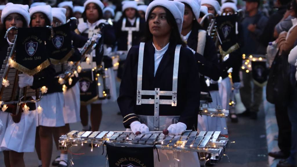 Desfile navideño de bandas deslumbra en el centro histórico | Álex Meoño