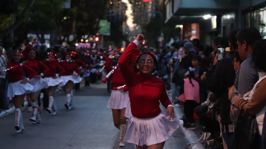 Desfile navideño de bandas deslumbra en el centro histórico | Álex Meoño