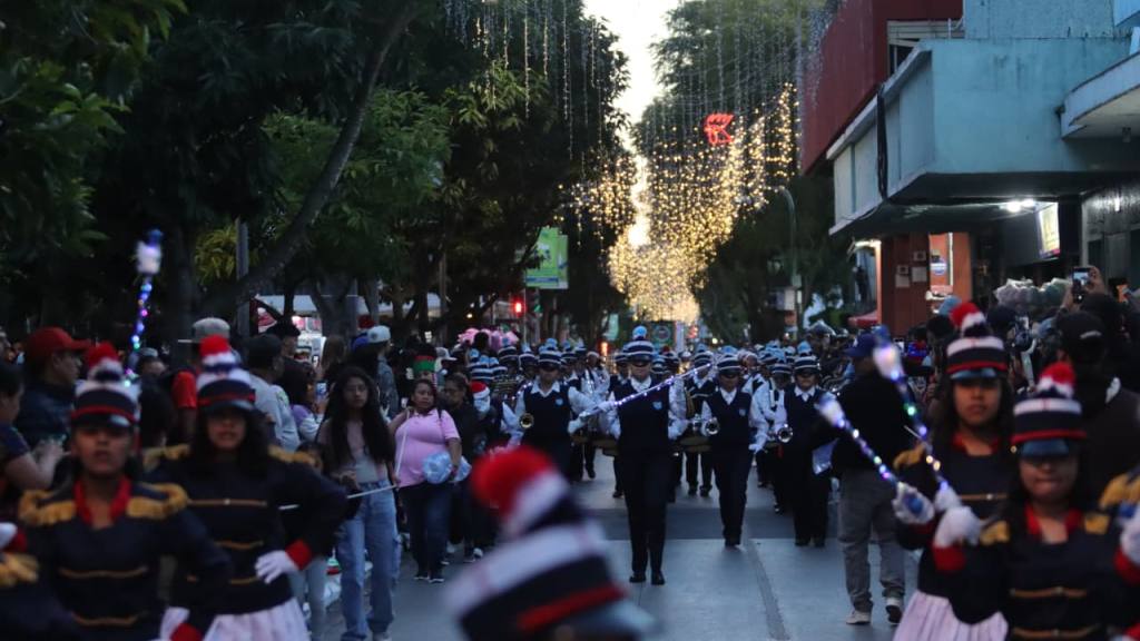 Desfile navideño de bandas deslumbra en el centro histórico | Álex Meoño