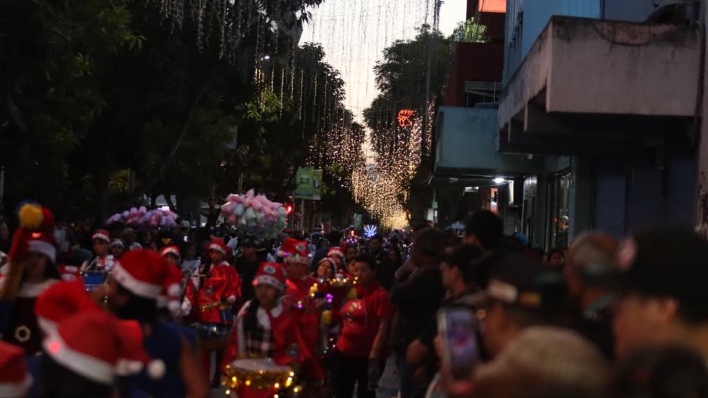Desfile navideño de bandas deslumbra en el centro histórico | Álex Meoño