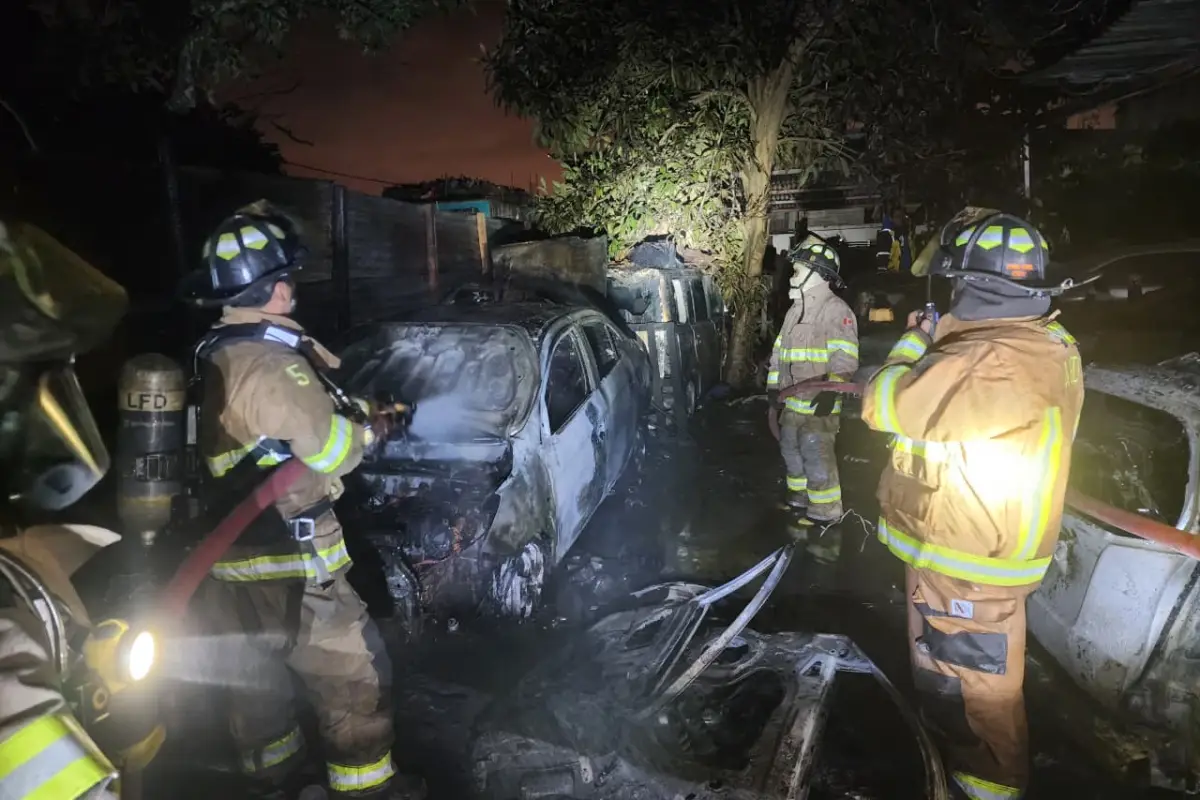 El fuego consumió los vehículos que se encontraban en un taller en Mixco., Bomberos Voluntarios