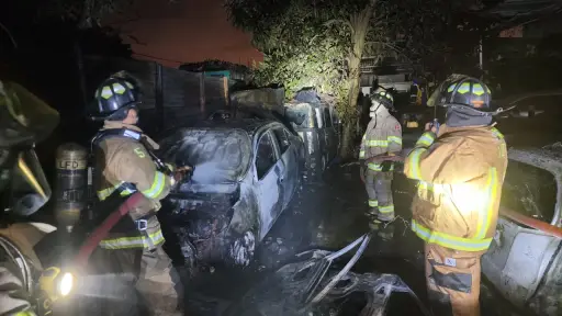 El fuego consumió los vehículos que se encontraban en un taller en Mixco. ,Bomberos Voluntarios