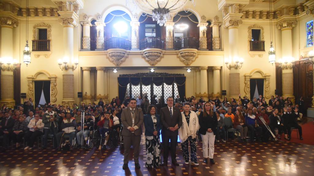 Sosep entrega prótesis, órtesis y aparatos auditivos a guatemaltecos | Omar Solís/EU