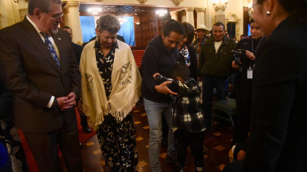 Sosep entrega prótesis, órtesis y aparatos auditivos a guatemaltecos | Omar Solís/EU