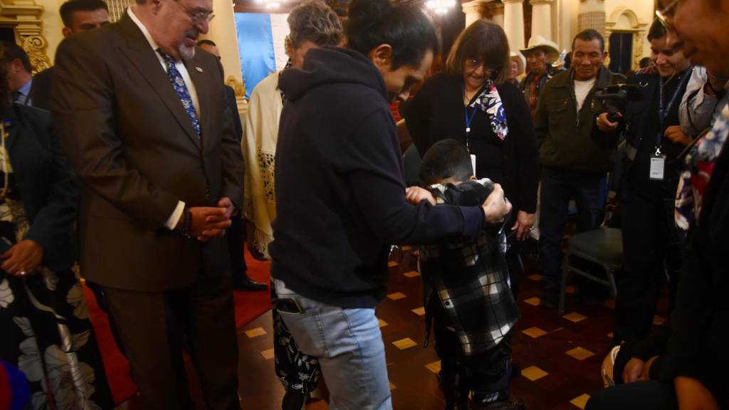 Sosep entrega prótesis, órtesis y aparatos auditivos a guatemaltecos | Omar Solís/EU