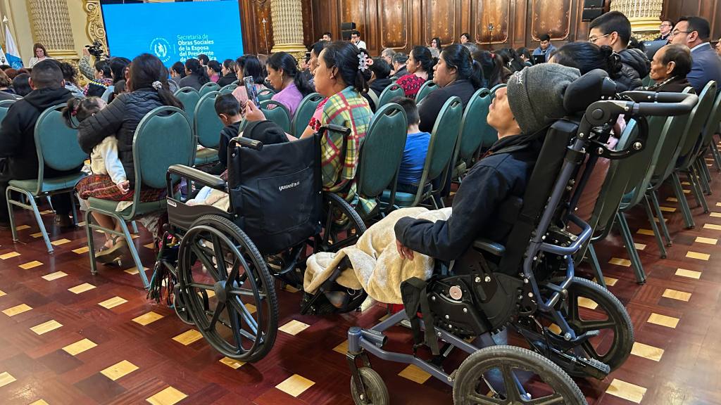 Sosep entrega prótesis, órtesis y aparatos auditivos a guatemaltecos | Omar Solís/EU