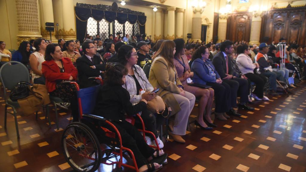 Sosep entrega prótesis, órtesis y aparatos auditivos a guatemaltecos | Omar Solís/EU