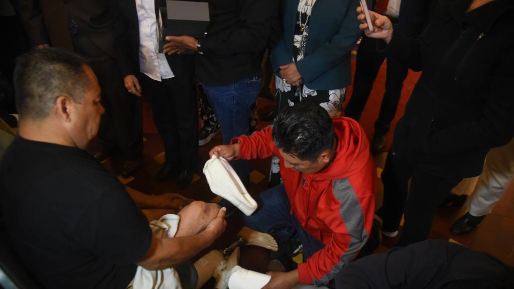 Sosep entrega prótesis, órtesis y aparatos auditivos a guatemaltecos | Omar Solís/EU