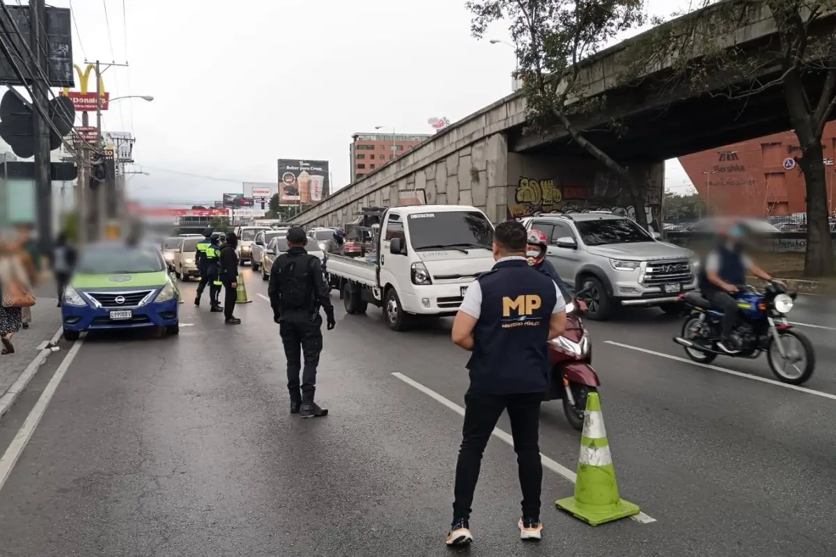 Acciones contra taxis “piratas” en la calzada Roosevelt., Juan Carlos Chanta/EU