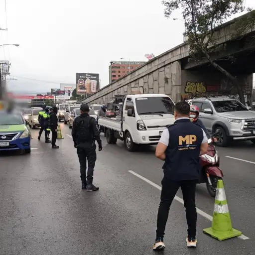 Acciones contra taxis piratas en la calzada Roosevelt. ,Juan Carlos Chanta/EU